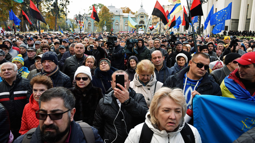 Участники протестного митинга перед&nbsp;зданием Верховной рады Украины в&nbsp;центре Киева, 22&nbsp;октября 2017&nbsp;года