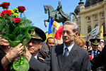 Бывший король Румынии Михай I во время возложения цветов к статуе основателя династии Кароля I в Бухаресте, 2012 год