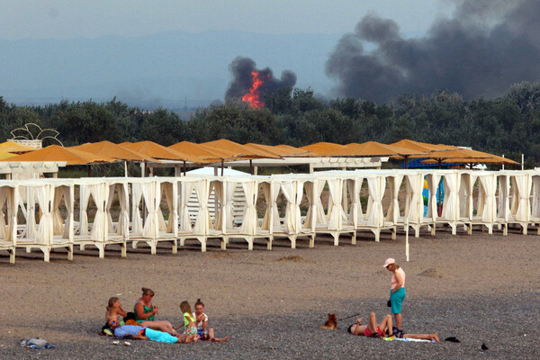Отдыхающие на&nbsp;пляже во время взрывов в&nbsp;районе поселка Новофедоровка в&nbsp;Крыму, 9&nbsp;августа 2022&nbsp;года
