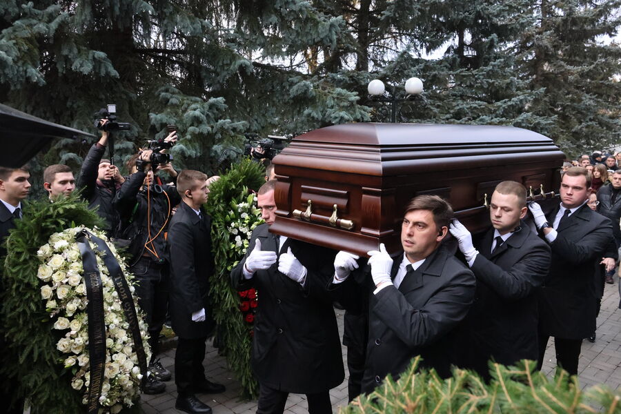 Вынос гроба с&nbsp;телом телеведущего Юрия Николаева во время церемонии прощания на&nbsp;Троекуровском кладбище, 8&nbsp;ноября 2025&nbsp;года
