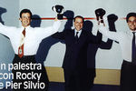 Архивная фотография Сильвио Берлускони с голливудским актером Сильвестром Сталлоне и сыном Пьером Сильвио (справа) из биографической книги «Una storia italiana», изданной в 2001 году