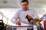 Глава ДНР Александр Захарченко во время предварительного общественного голосования на избирательном участке №34