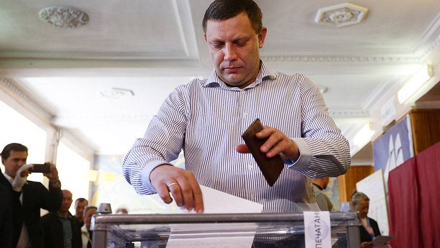 Глава ДНР Александр Захарченко во время предварительного общественного голосования на избирательном участке №34