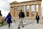 Барак Обама во время посещения Акрополя