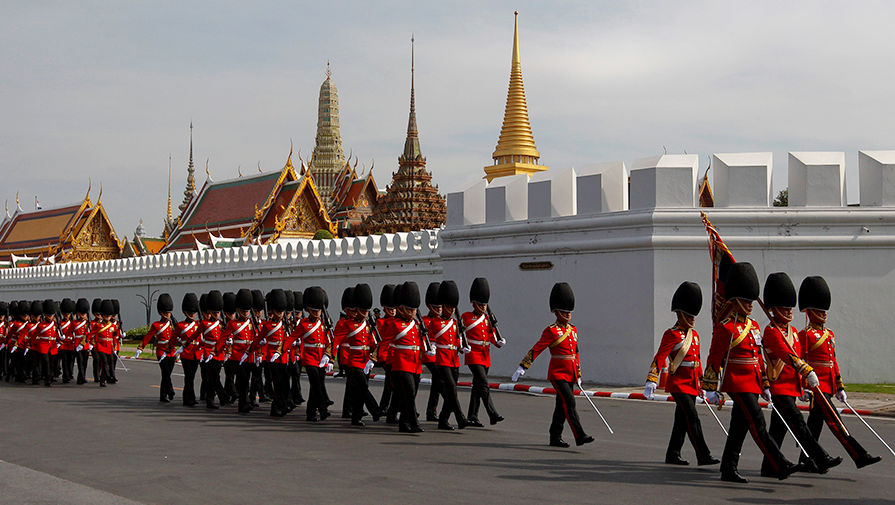 Почетный караул около&nbsp;Большого дворца в&nbsp;Бангкоке