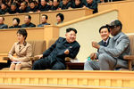 Северокорейский лидер Ким Чен Ын и Деннис Родман наблюдают баскетбольный матч между командами Северной Кореи и США, составленной из бывших игроков NBA, 2014 год