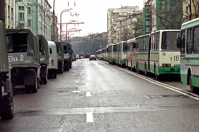 Колонны автобусов и грузовых машин около Театрального центра на Дубровке во время захвата заложников, 24 октября 2002 года