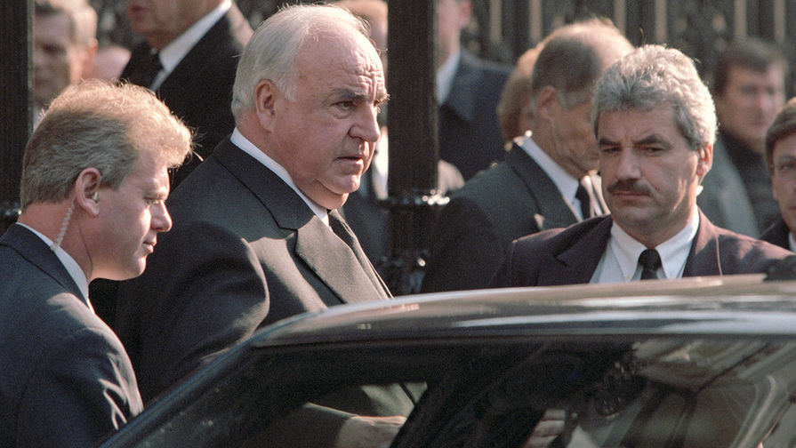 Федеральный канцлер Германии Гельмут Коль на церемонии прощания с супругой бывшего президента СССР Раисой Горбачевой, 1999 год