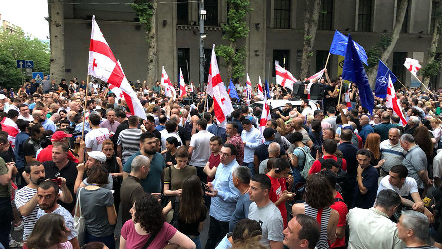 Участники акции протеста в&nbsp;Тбилиси, 9 июля 2019 года