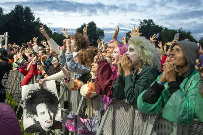 Во время выступления группы The Cure на фестивале «Пикник «Афиши» в Москве, 3 августа 2019 года
