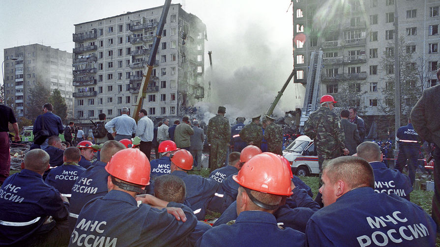 Спасатели и техника расчищают завалы на месте взрыва жилого дома на улице Гурьянова, 9 сентября 1999 года