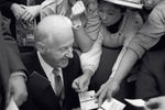 Норвежский этнограф, археолог, путешественник Тур Хейердал дает автографы студентам МГУ имени Михаила Ломоносова, 1989 год