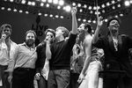 Слева направо: музыкант Джордж Майкл (в составе группы 'Wham!'), промоутер рок-концертов Харви Голдсмит, вокалист рок-группы U2 Боно, Пол Мккартни, музыкант и организатор Боб Гелдоф и Фредди Меркьюри на стадионе «Уэмбли» в Лондоне, 13 июля 1985 