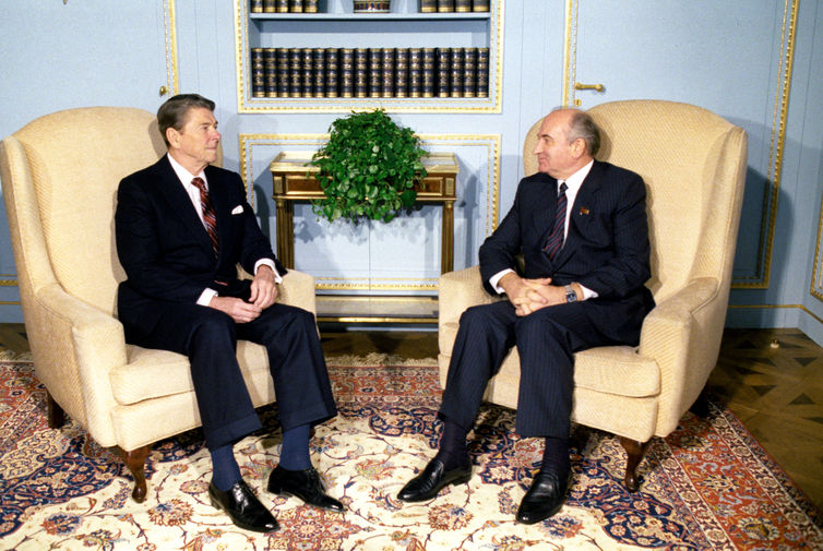 Генеральный секретарь ЦК КПСС Михаил Горбачев и президент США Рональд Рейган во время советско-американской встречи на&nbsp;высшем уровне в&nbsp;Женеве, 19 ноября 1985 года