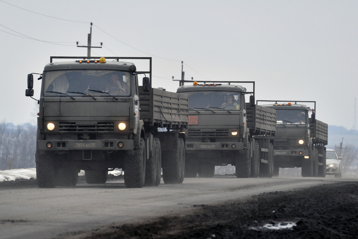 Несколько десятков украинцев сбежали в Венгрию на военном грузовике -  Газета.Ru | Новости