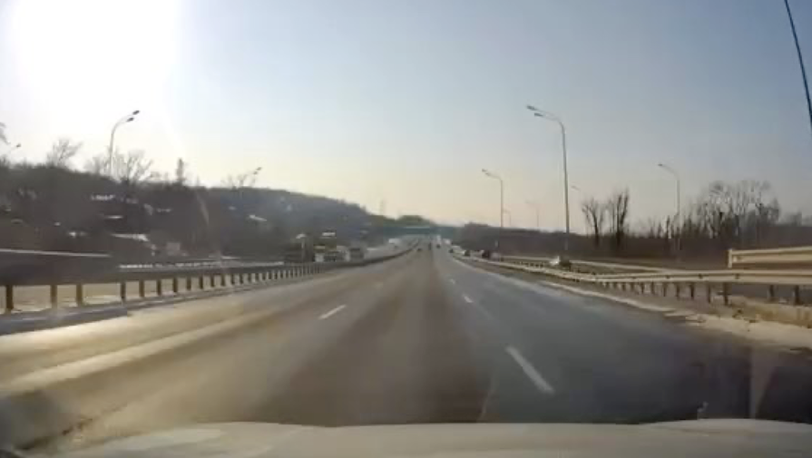 Лед сорвался с виадука и упал на автомобиль с женщиной и тремя детьми