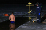 Волгоград. Мужчина во время крещенских купаний на Волге, 19 января 2023 года