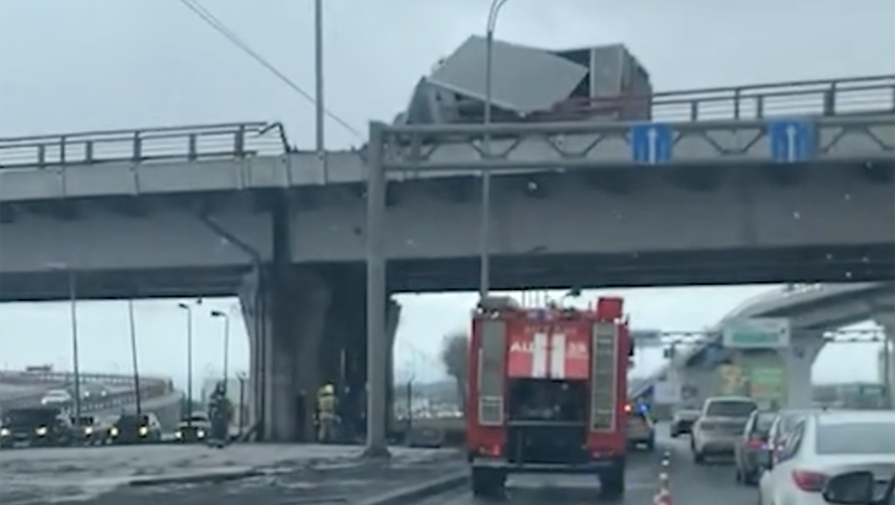 В Петербурге водитель грузовика вылетел из кабины и упал с эстакады