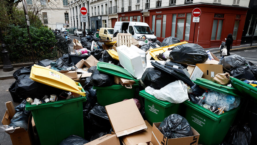 Из-за забастовок на улицах Парижа скопилось более 7,8 тысячи тонн мусора