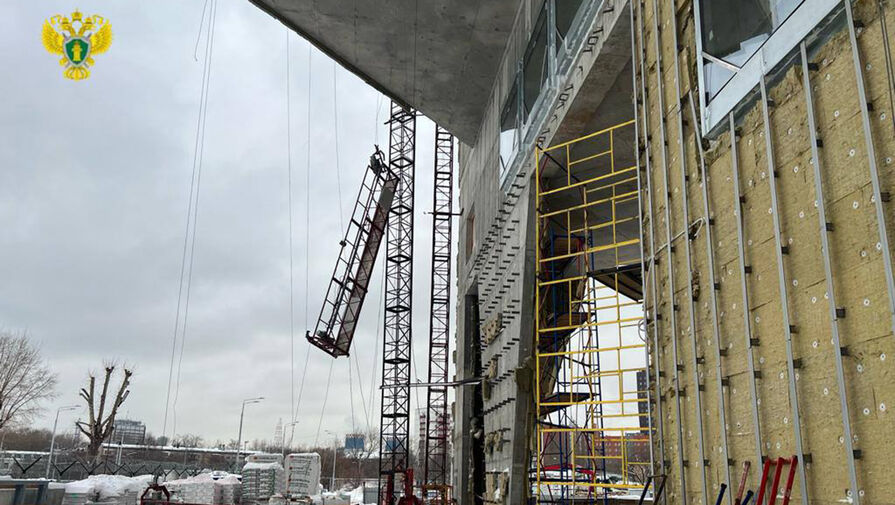 В Москве рабочие сорвались с высоты на строительной люльке из-за обрыва троса