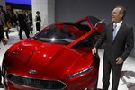 Глава компании Ford Стефан Одель позирует возле нового Evos