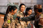 13 января. Инструктор разбивает бутылку о голову женщины-новобранца во время тренировки первых китайских женщин-телохранителей в Пекине.