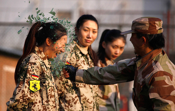 13&nbsp;января. Инструктор разбивает бутылку о&nbsp;голову женщины-новобранца во время тренировки первых китайских женщин-телохранителей в&nbsp;Пекине.