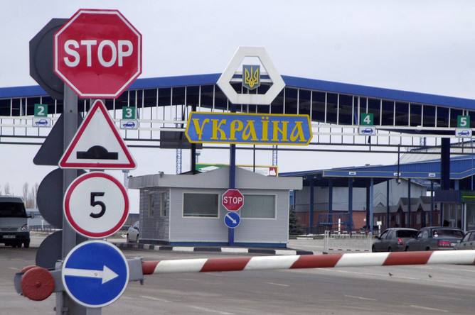Международный автомобильный пропускной пункт «Нехотеевка» на границе РФ и Украины
