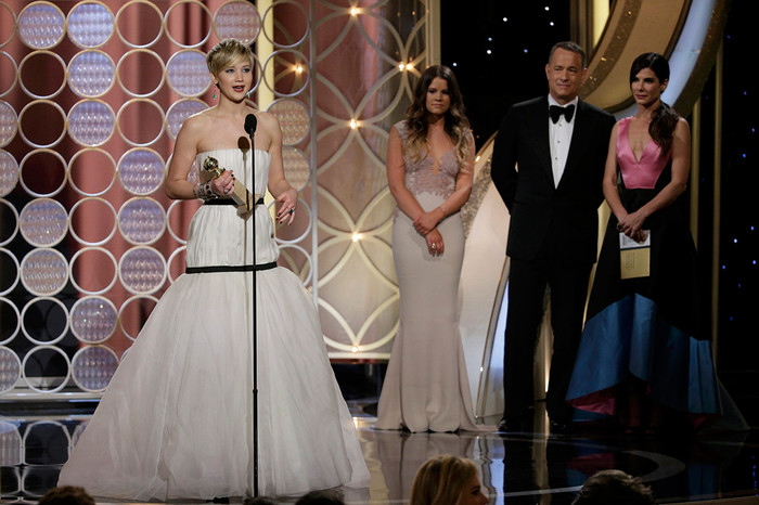 Актриса Дженнифер Лоуренс на&nbsp;церемонии &laquo;Золотой глобус&raquo; получает награду за&nbsp;роль второго плана