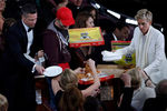 Бред Питт угощается пиццей во время 86-й церемонии вручения «Оскара»