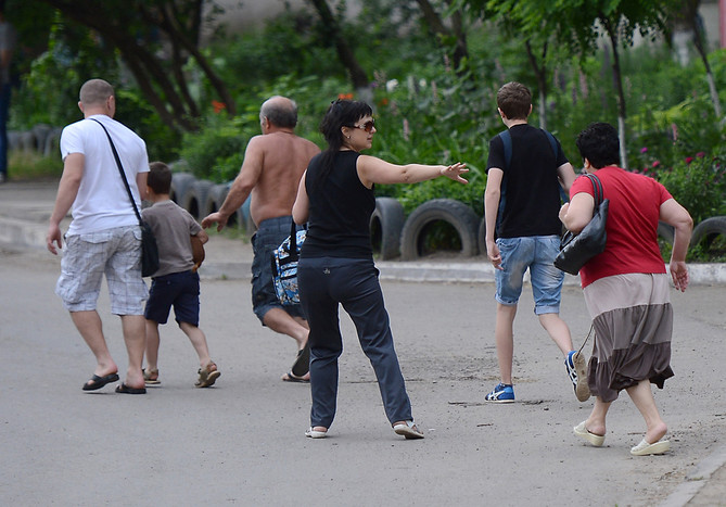 Жители покидают свои дома в&nbsp;микрорайоне Мирный на&nbsp;окраине Луганска из-за интенсивных боев ополченцев с&nbsp;погранвойсками Украины