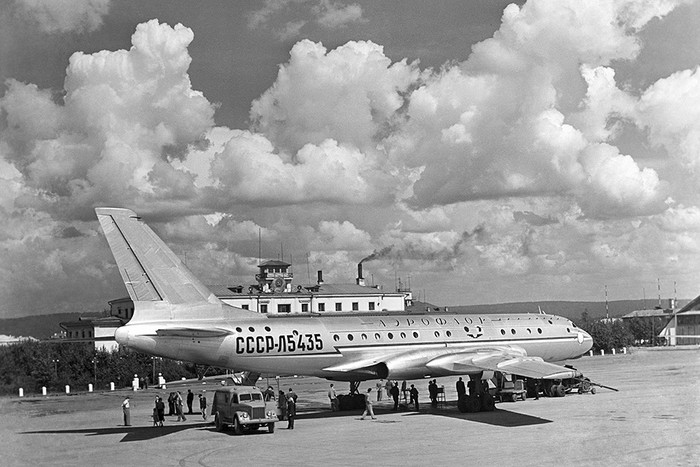 Первый реактивный пассажирский самолет Ту-104