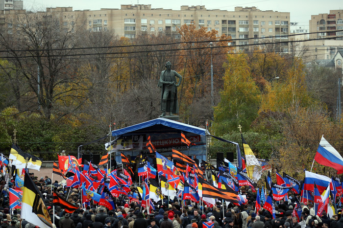 Участники митинга в&nbsp;поддержку Новороссии &laquo;Битва за&nbsp;Донбасс III&raquo; на&nbsp;Суворовской площади