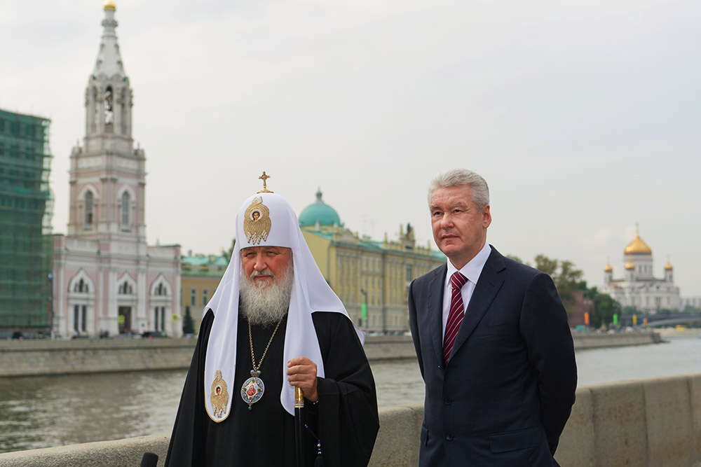 Сергей Собянин и патриарх Московский и всея Руси Кирилл во время осмотра отреставрированной колокольни на Софийской набережной в Москве, август 2013 года
