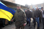 Церемония отправления призывников на военную службу в армию Украины у здания военкомата