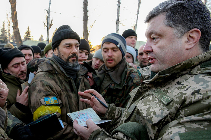 Президент Украины Петр Порошенко в городе Артемовске во время общения с украинскими военными, которые были перегруппированы из Дебальцево