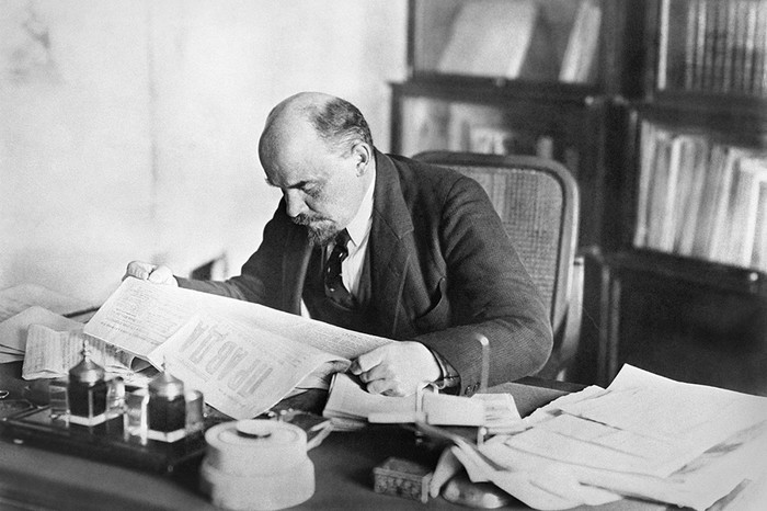 Ленин за&nbsp;чтением газеты &laquo;Правда&raquo; в&nbsp;своем кабинете в&nbsp;Кремле, 1918&nbsp;год