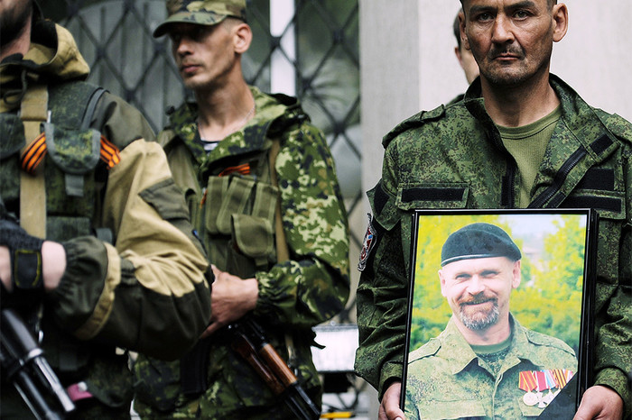 Бойцы ополчения Луганской народной республики (ЛНР) и родственники во время прощания 