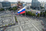 Торжественное поднятие флага России на Театральной площади Краснодара в честь празднования Дня Государственного флага Российской Федерации