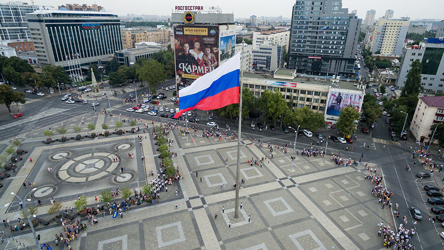 Торжественное поднятие флага России на&nbsp;Театральной площади Краснодара в&nbsp;честь празднования Дня Государственного флага Российской Федерации