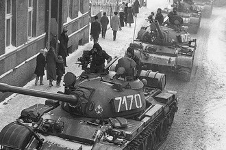Колонна танков Т-55 в городе Збоншинек, 13 декабря 1981 года