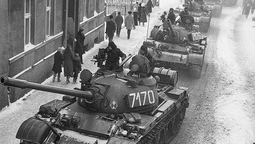 Колонна танков Т-55 в городе Збоншинек, 13 декабря 1981 года