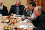Владимир Путин во время беседы с рыбаками после Рождественского богослужения в Свято-Юрьевом монастыре в Новгородской области