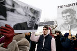 Участники марша памяти, посвященного годовщине гибели политика и общественного деятеля Бориса Немцова в Санкт-Петербурге