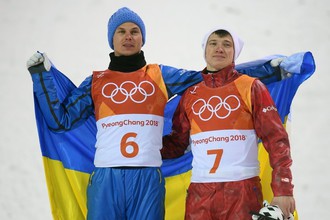 Украинец Александр Абраменко и россиянин Максим Буров после финиша в лыжной акробатике на Олимпиаде