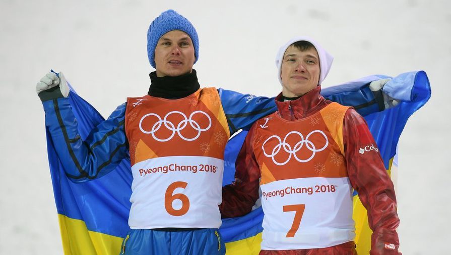 Украинец Александр Абраменко и россиянин Максим Буров после финиша в лыжной акробатике на Олимпиаде