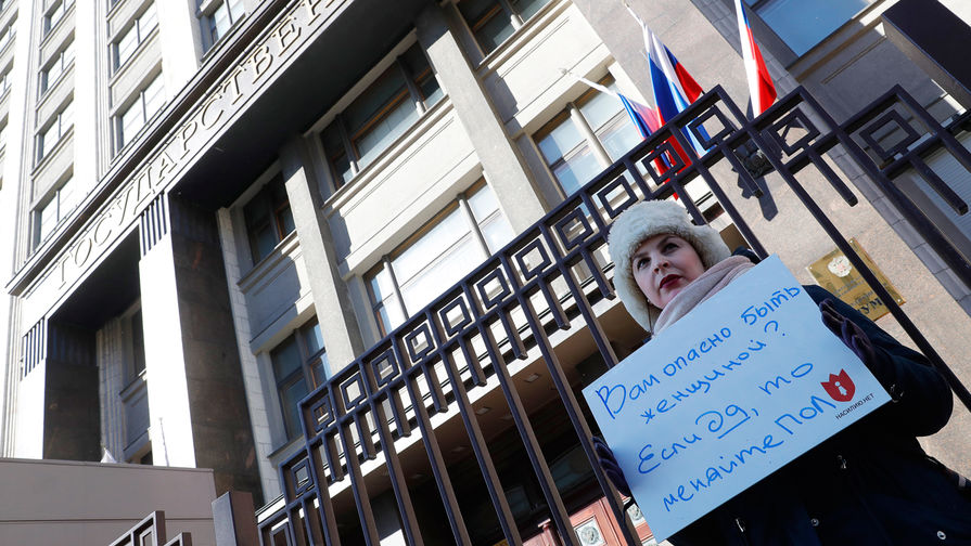 Участница одиночного пикета около&nbsp;здания Госдумы с&nbsp;требованием расследовать обвинения против депутата Леонида Слуцкого, 8 марта 2018 года
