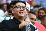 Двойник главы КНДР Ким Чен Ына, актер Говард Икс на трибуне во время матча группового этапа чемпионата мира по футболу между сборными Уругвая и России