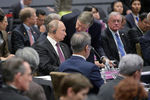 Президент России Владимир Путин, помощник президента Юрий Ушаков и вице-президент США Майк Пенс во время пленарного заседания в рамках Восточноазиатского саммита в Сингапуре, 15 ноября 2018 года