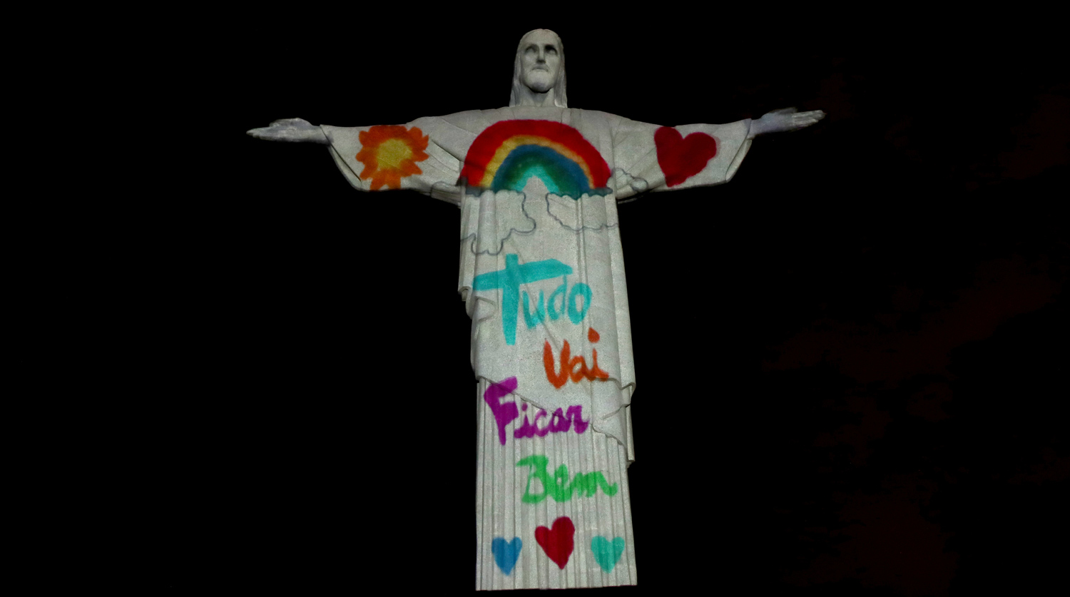 Статую Христа в Рио-де-Жанейро «одели» в халат врача